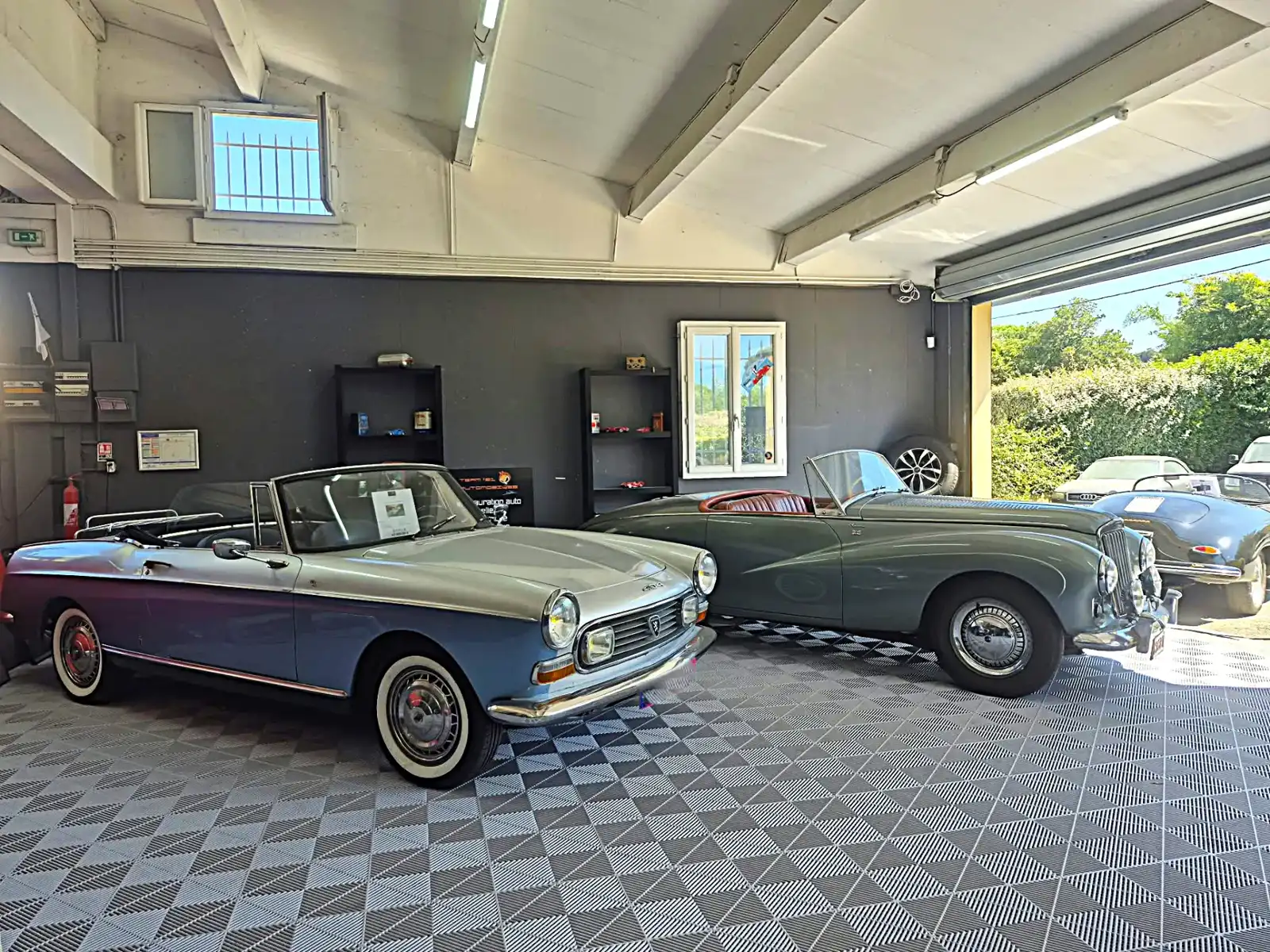 Showroom TEAM #21 AUTOMOBILES : Peugeot 404 cabriolet et cabriolet anglais restaurés