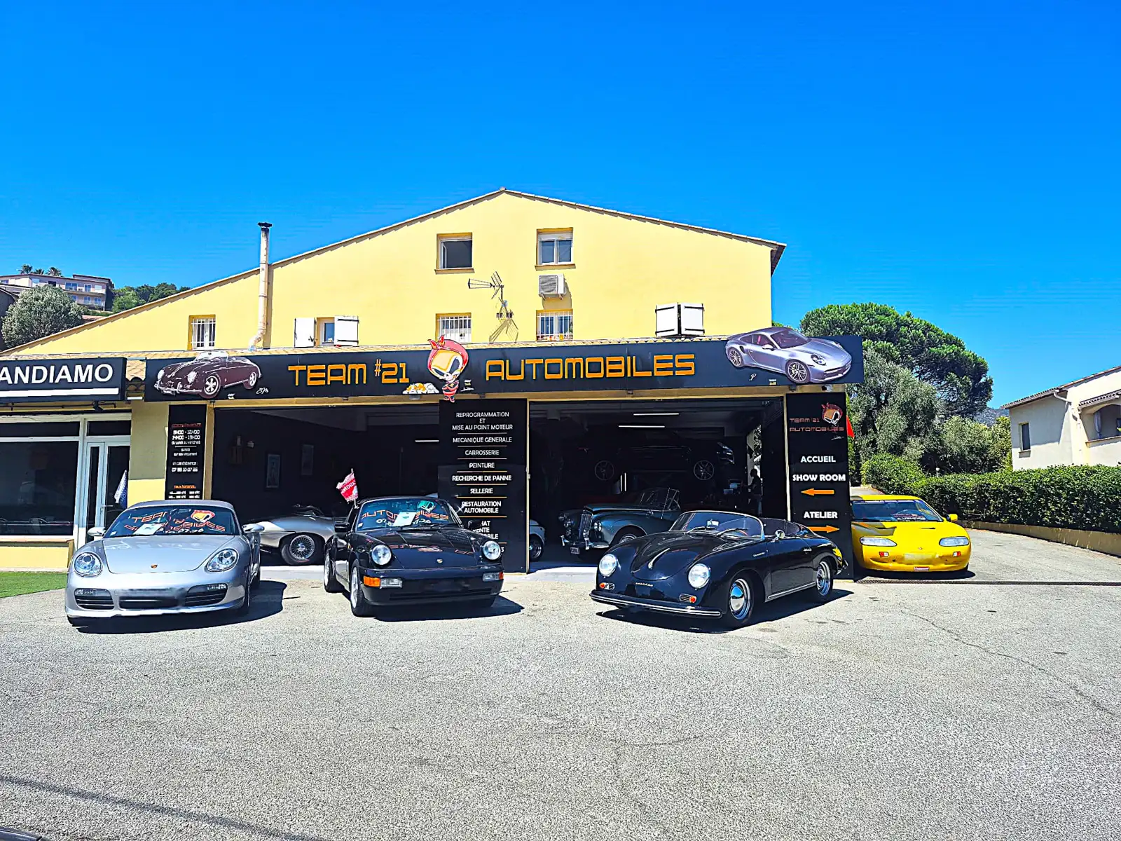 Façade du garage TEAM #21 AUTOMOBILES à Sainte-Maxime : atelier spécialisé mécanique, carrosserie, peinture, sellerie et restauration de véhicules d'exception